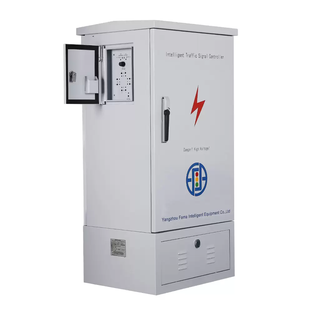 كيف تعمل وحدات التحكم في الإشارات الذكية التابعة لـ FAMA Traffic على تحسين كفاءة التقاطعات في المدن المزدحمة