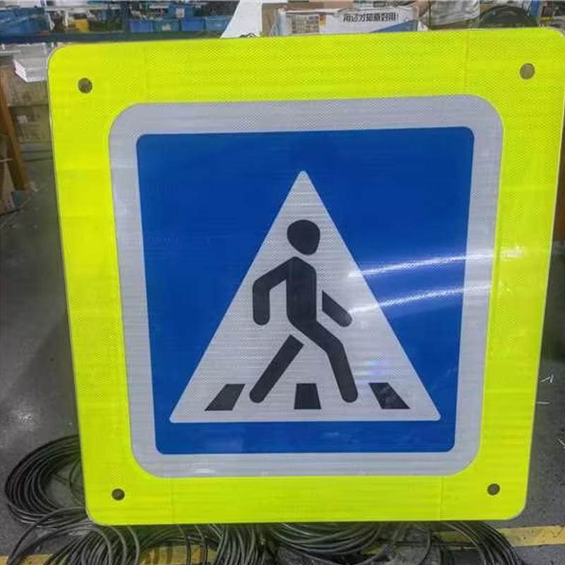 إشارات عبور المشاة المضيئة داخلياً