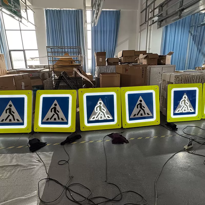 إشارات عبور المشاة التي تعمل بالطاقة الشمسية